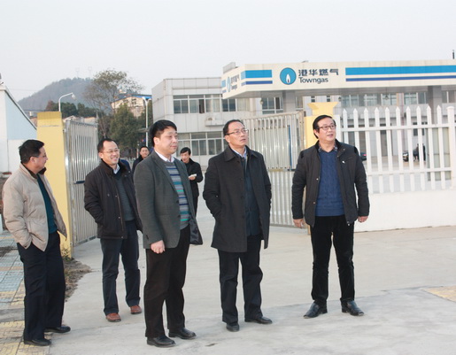 市城鄉(xiāng)建委黨委書記、主任鄭家齊一行至安慶港華調(diào)研我市燃?xì)夤ぷ?>                            <div   id="59qhimr"   class="con">
                                <span id="59qhimr"    class="title">市城鄉(xiāng)建委黨委書記、主任鄭家齊一行至安慶港華調(diào)研我市燃?xì)夤ぷ?/span>
                                <p class="des">&nbsp;

	12月12日下午，市城鄉(xiāng)建委黨委書記、主任鄭家齊，副主任張北安率委相關(guān)部門來(lái)到安慶市煤氣公司和安慶港華燃?xì)夤菊{(diào)研。安慶市煤氣公司經(jīng)理、安慶港華董事長(zhǎng)潘炳應(yīng)，安慶港華總經(jīng)理王政文陪同調(diào)研，公司全體班子成員參加調(diào)研會(huì)。 &nbsp;&nbsp;&nbsp;&nbsp;&nbsp;&nbsp;&nbsp;


	鄭家齊主任一行先后來(lái)到我市天然氣月山門站、北部新城高中壓站及L...</p>
                            </div>
                            <div   id="59qhimr"   class="time">
                                <span id="59qhimr"    class="day">15</span>
                                <span id="59qhimr"    class="year-month">2014-12</span>
                            </div>
                        </a>
                    </li>
                                        <li>
                        <a href="show.php?Id=292" target="_blank">
                            <img src=